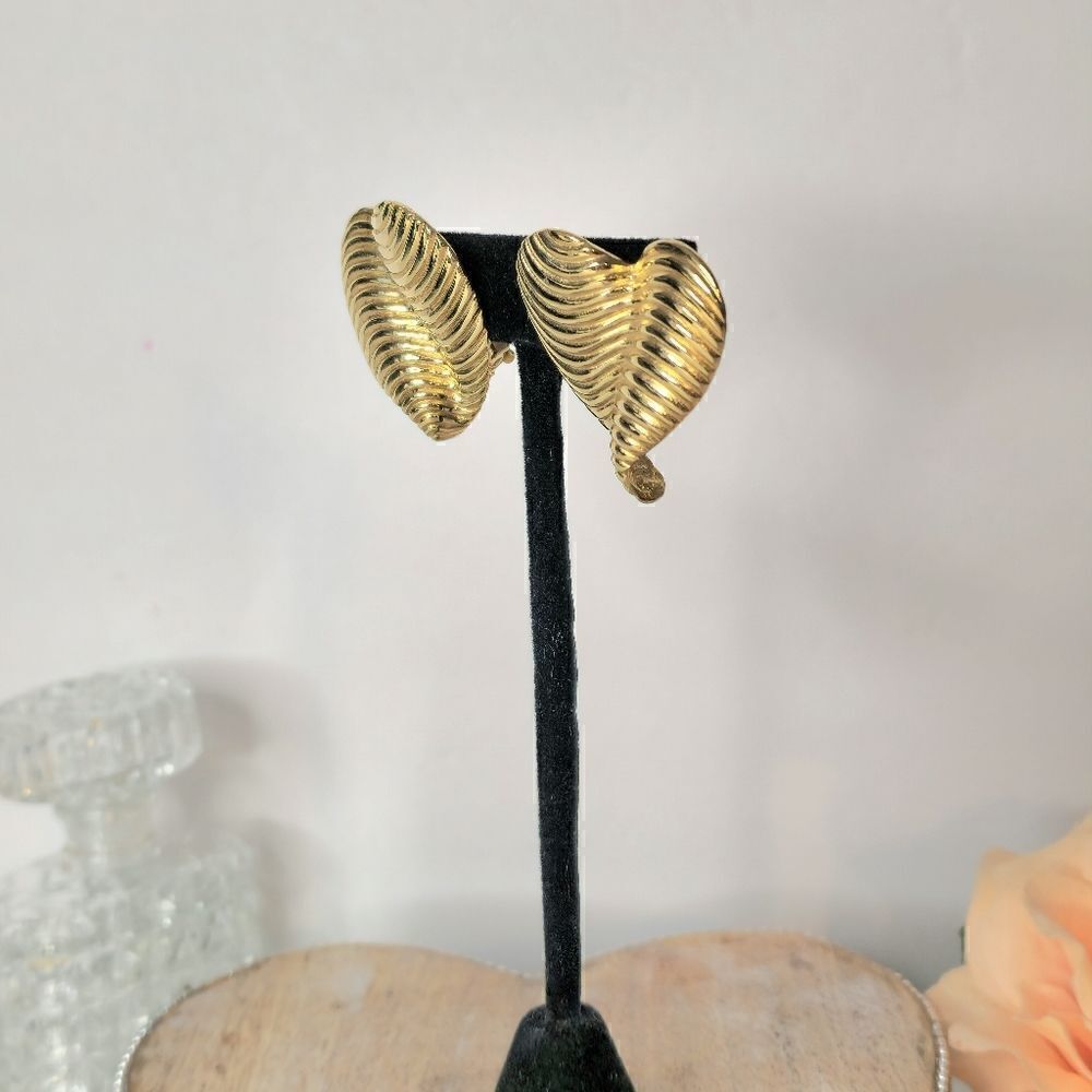 Vintage Givenchy Paris 80s classic trendy gold rippled heart clip on earrings - Picture 2 of 9